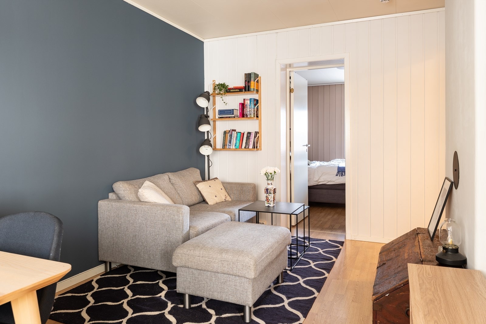 Stuen strekker seg over 13,5m². Leiligheten disponerer også en veldig romslig bod på loftet og to boder i kjelleren for ekstra oppbevaringsmuligheter. Galleribilde