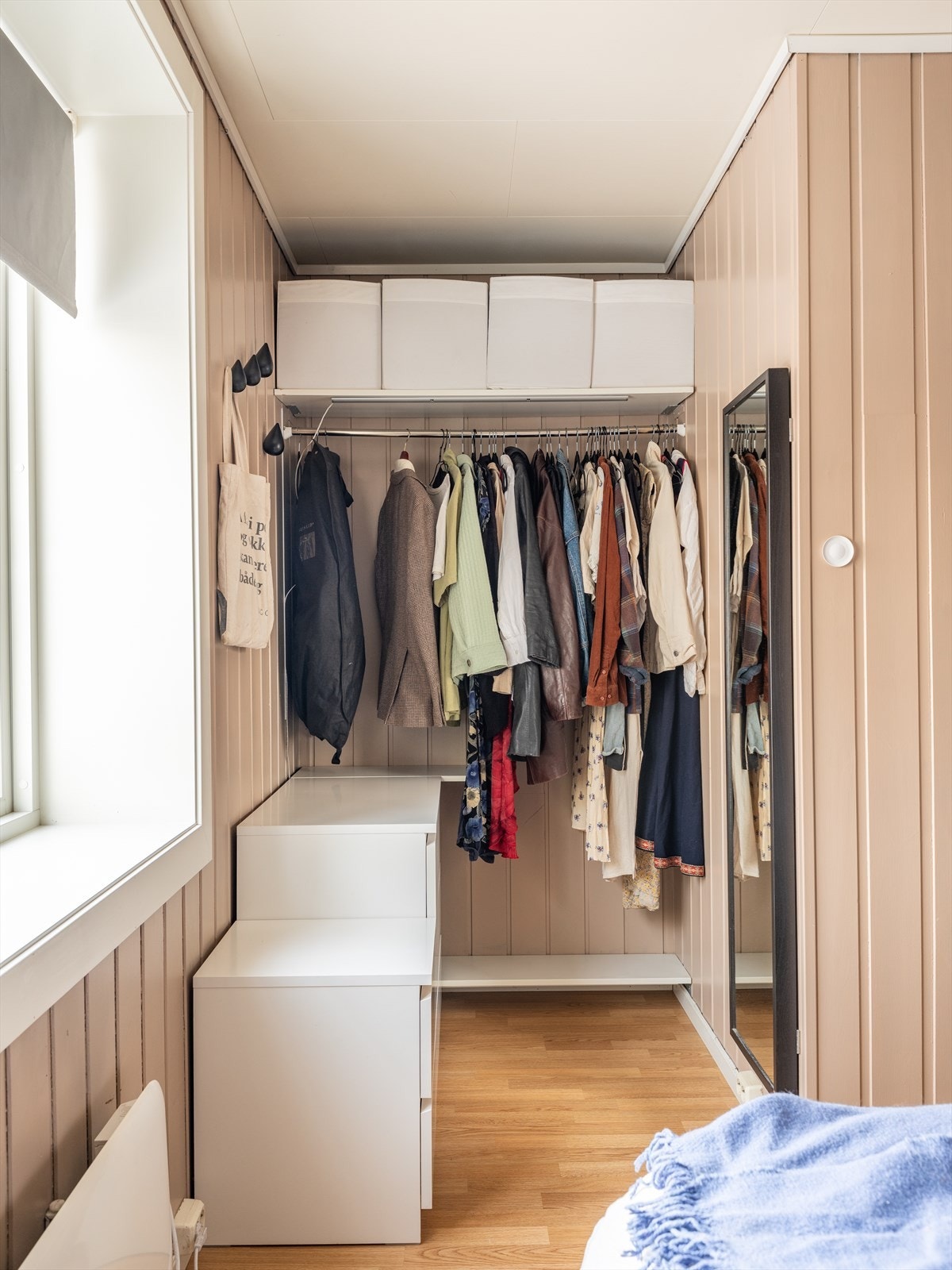 Soverommet byr på ulike oppbevaringsmuligheter. Galleribilde