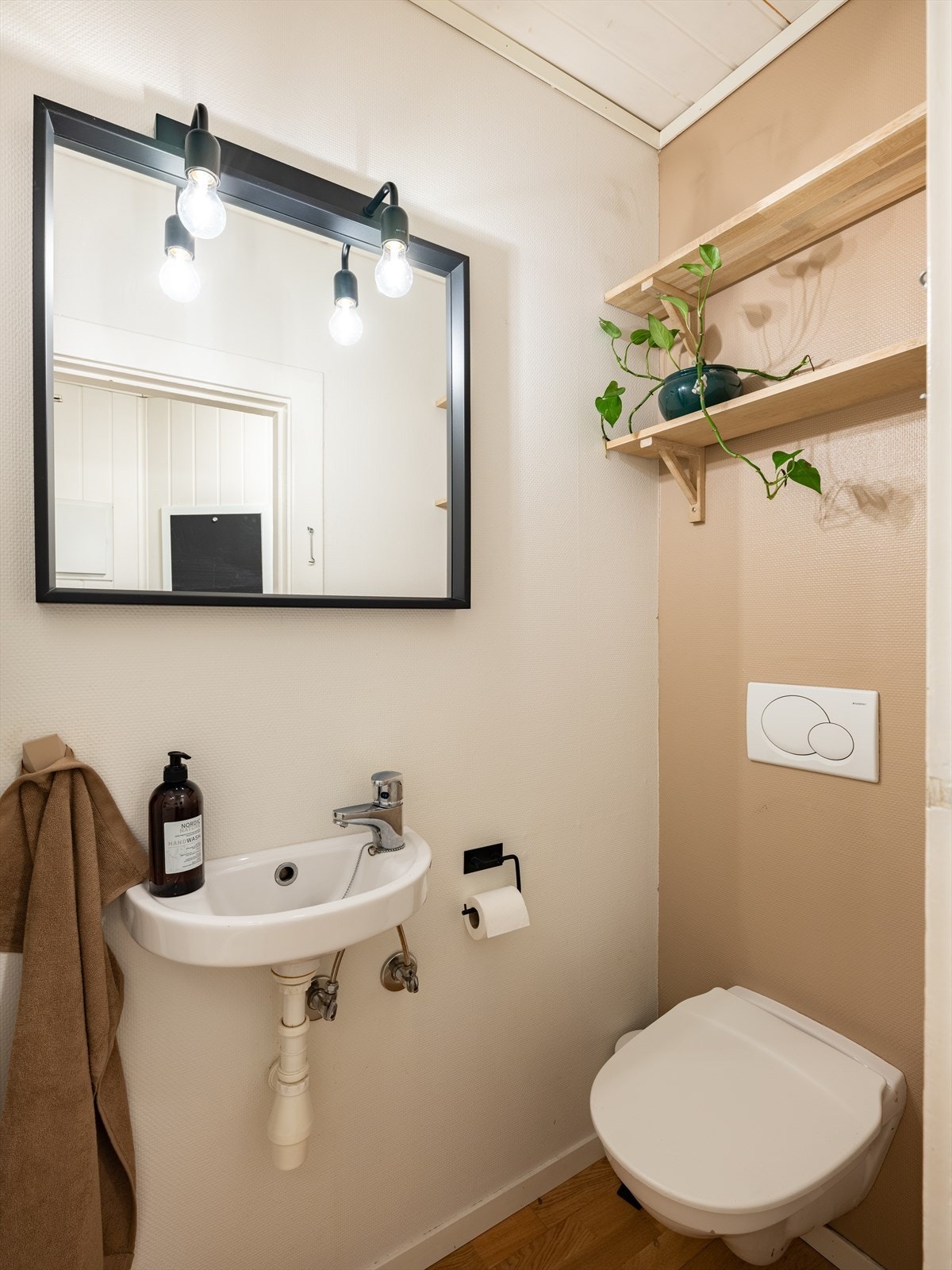 Separat toalettrom, med veggmontert WC og servant. Galleribilde