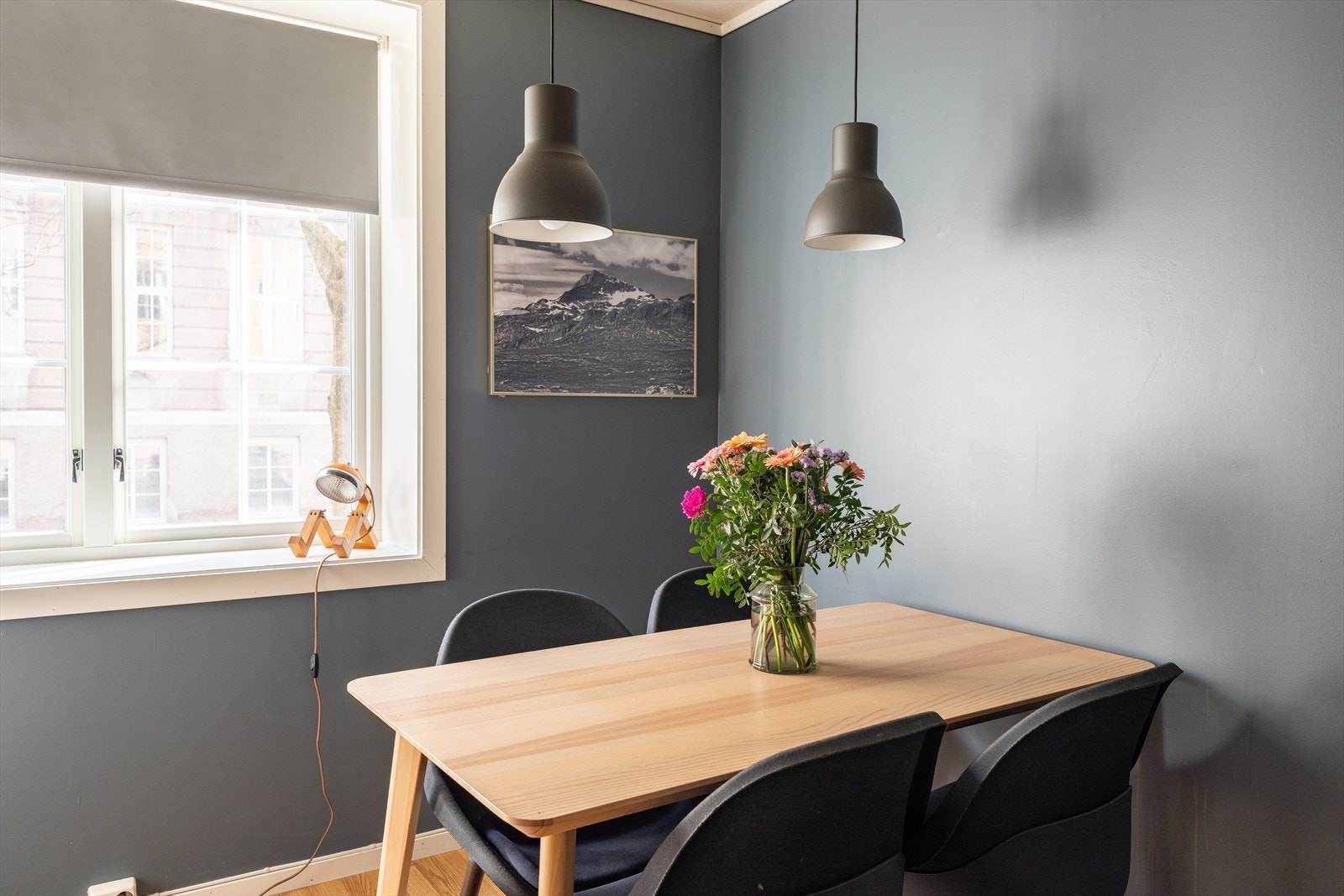 Godt med naturlig lysinnslipp inn i både stue, kjøkken og soverom. Galleribilde