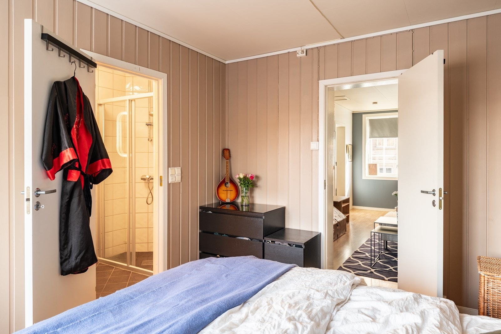 Fra soverommet er det direkte tilgang til baderommet. Galleribilde