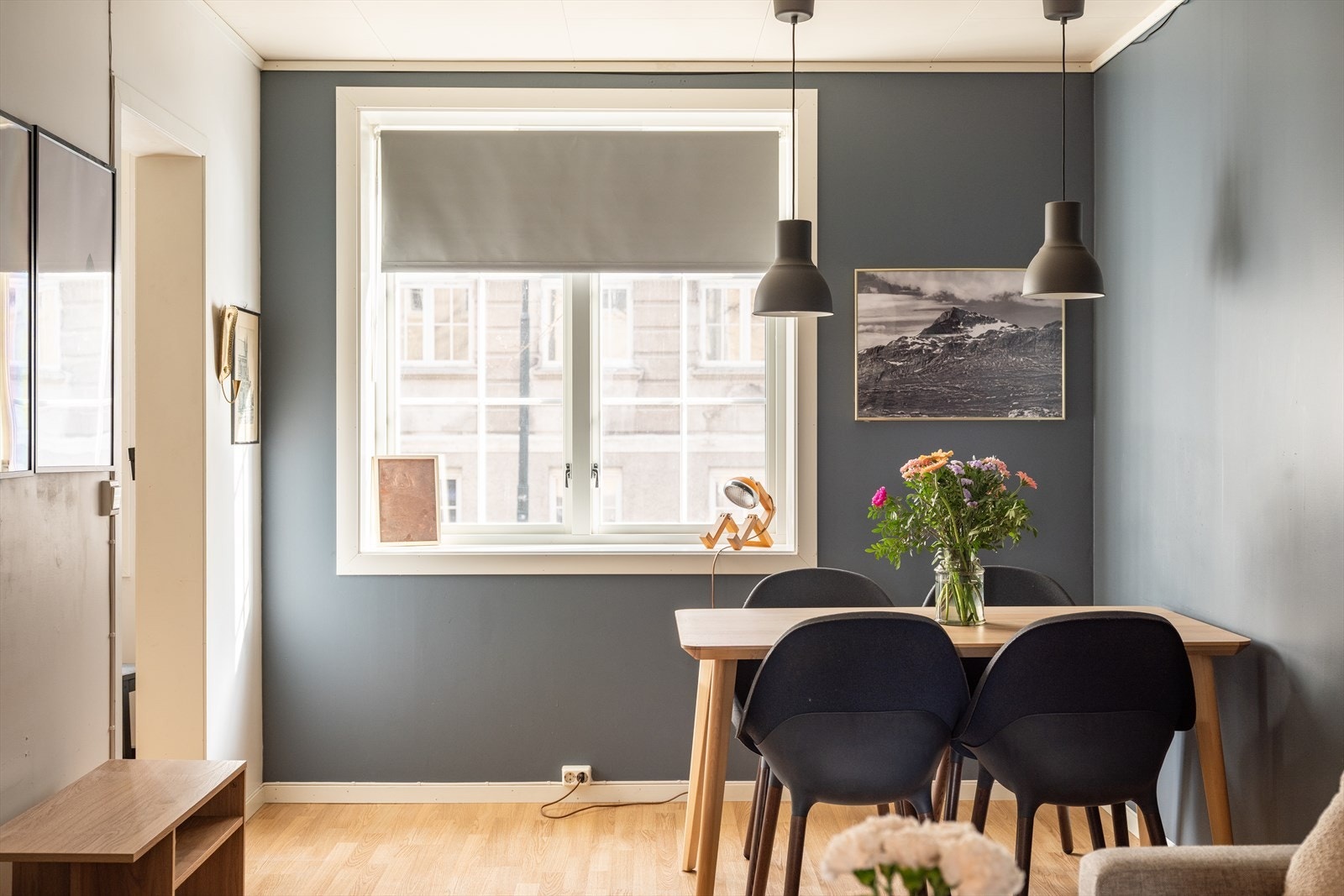 Her er blant annet internett, kommunale avgifter, betjening av andel fellesgjeld og felles byggforsikring mm. inkludert i felleskostnadene. Galleribilde