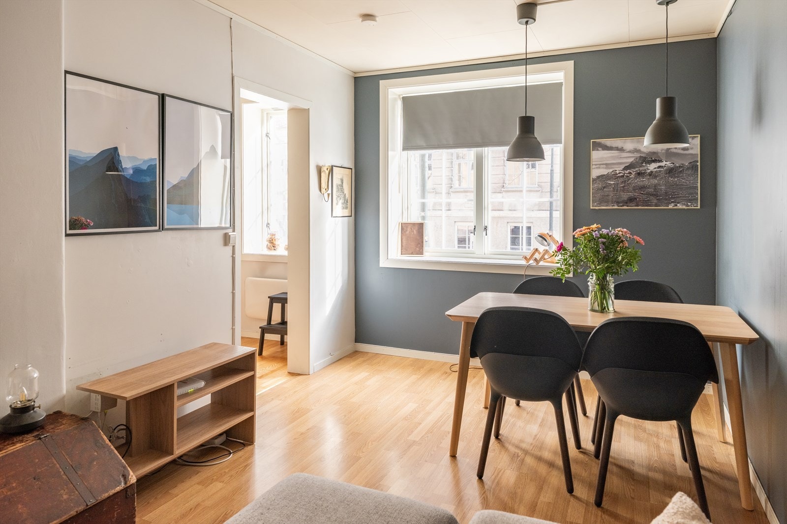 Her bor du med umiddelbar nærhet til et bredt utvalg av servicefasiliteter, og det er gang- og sykkelavstand til flere studiesteder i tillegg til et godt kollektivtilbud med buss og tog i nærheten. Galleribilde