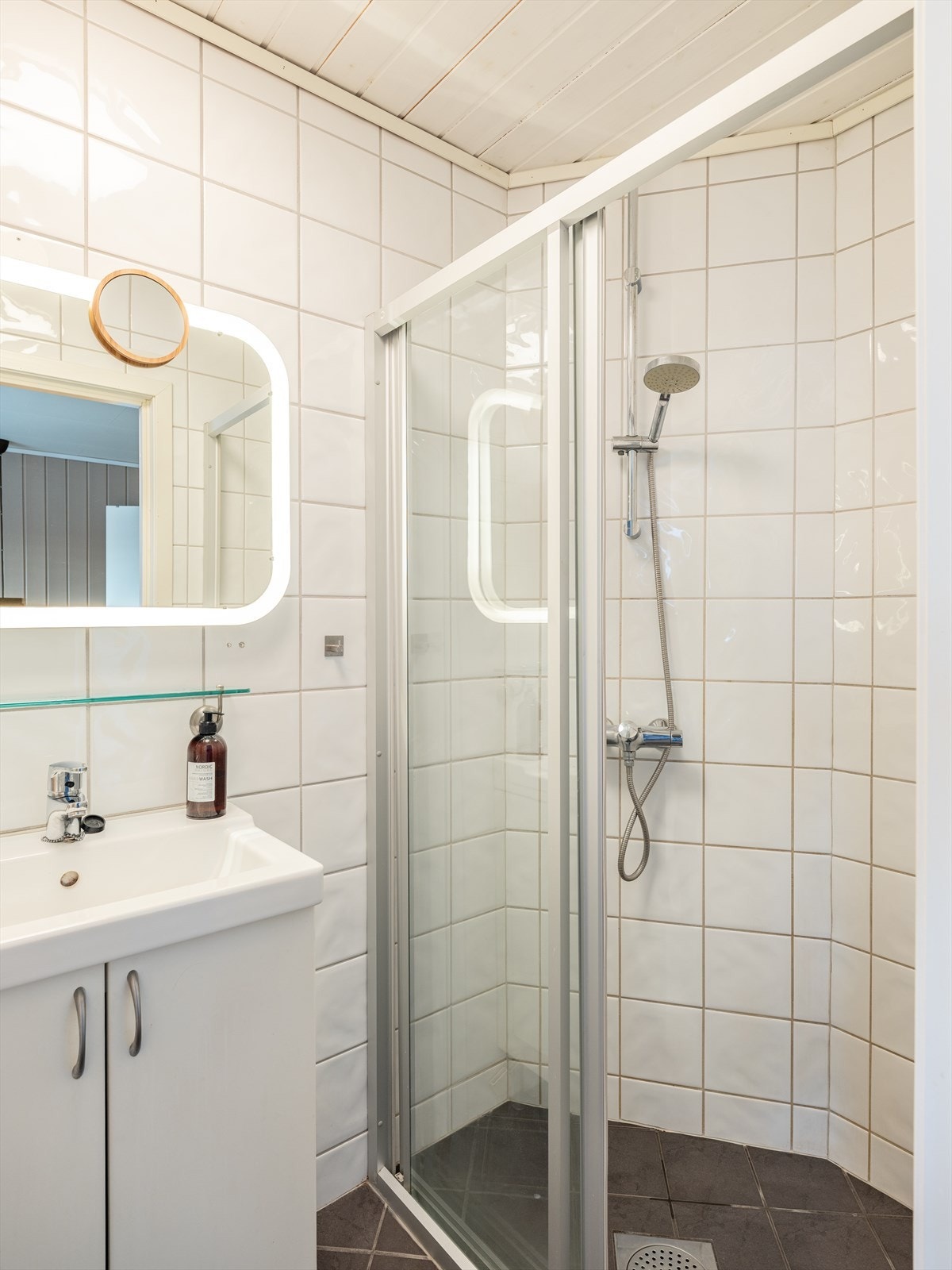 Pent flislagt baderom ilagt varme i gulv. Galleribilde