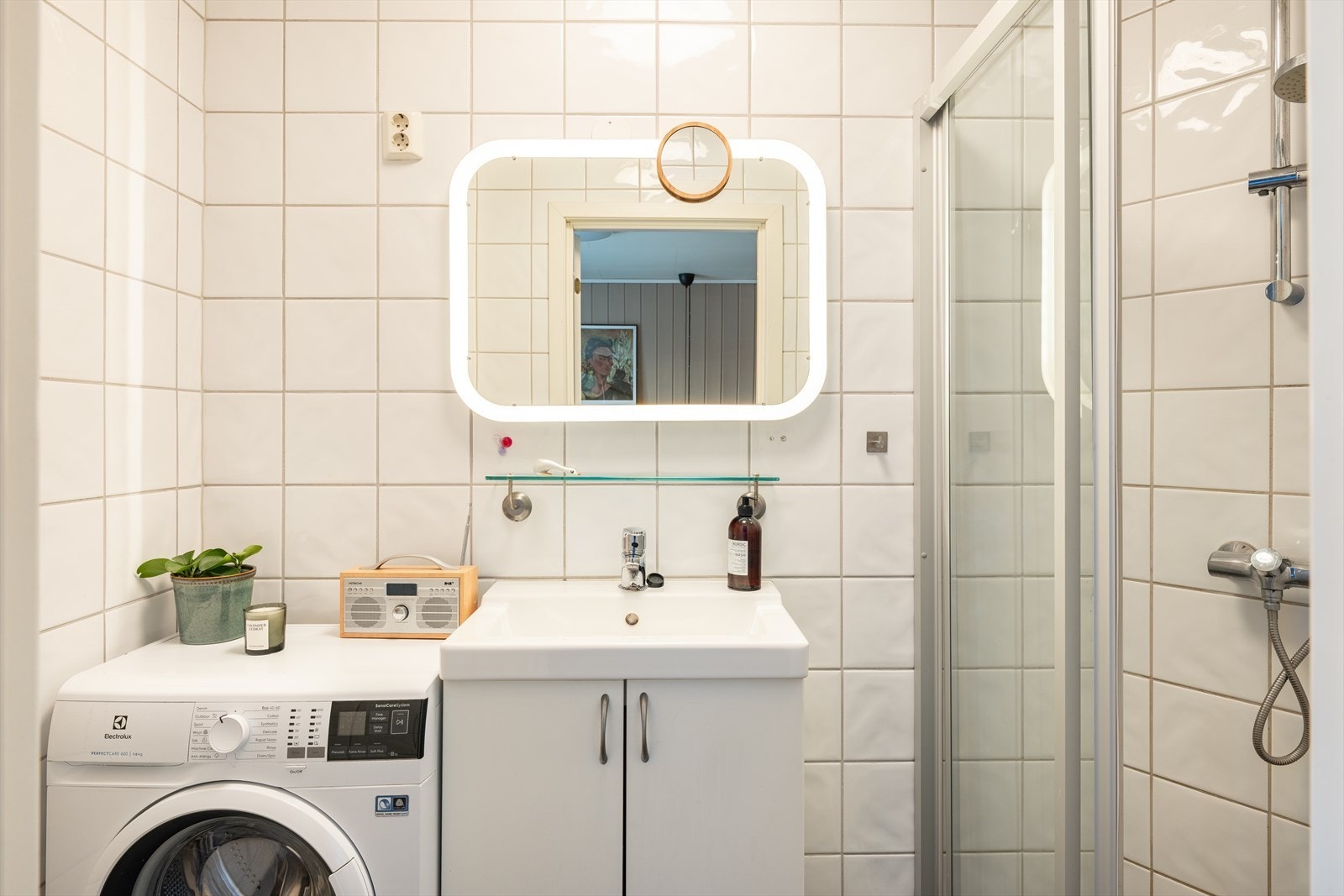 Baderommet måler 2,6m² og vaskemaskin medfølger i handelen. Galleribilde