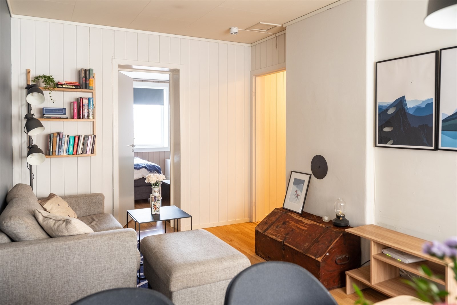 Borettslaget har akkurat gjennomført fasaderenovering, hvor vindu, tak og dører er nye fra november 2024. Ytterdører og låsesystem tas fortløpende, og de forventer å avslutte byggesprosjektet nå i sommer. Galleribilde