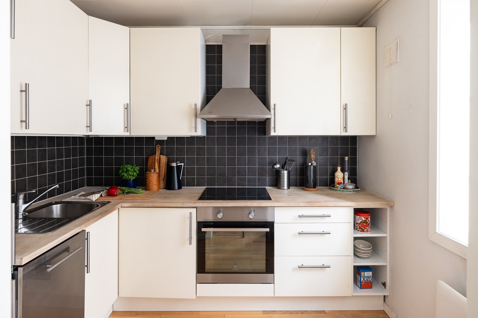 Moderne kjøkken på 5,9m² med god benkeplass og flislagt backsplash. Galleribilde