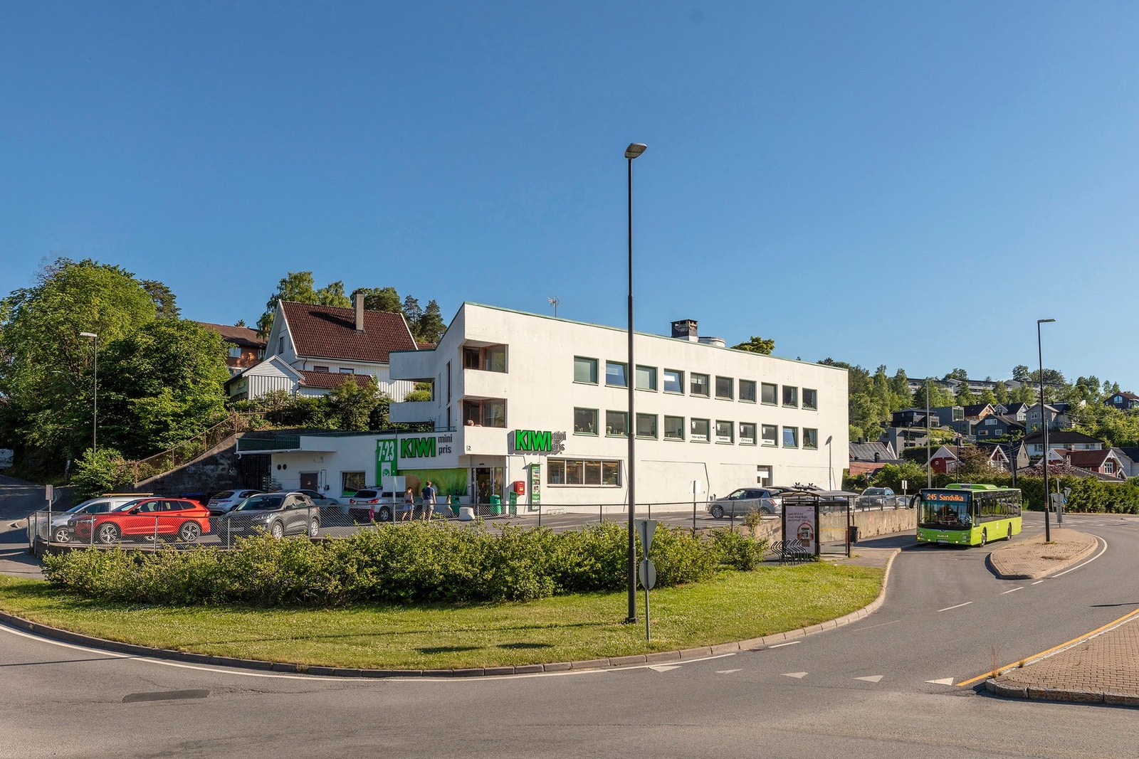 Leiligheten ligger sentralt til med kun 8 min gange til lokal dagligvare, og enkel tilgang til handel i Sandvika sentrum Galleribilde