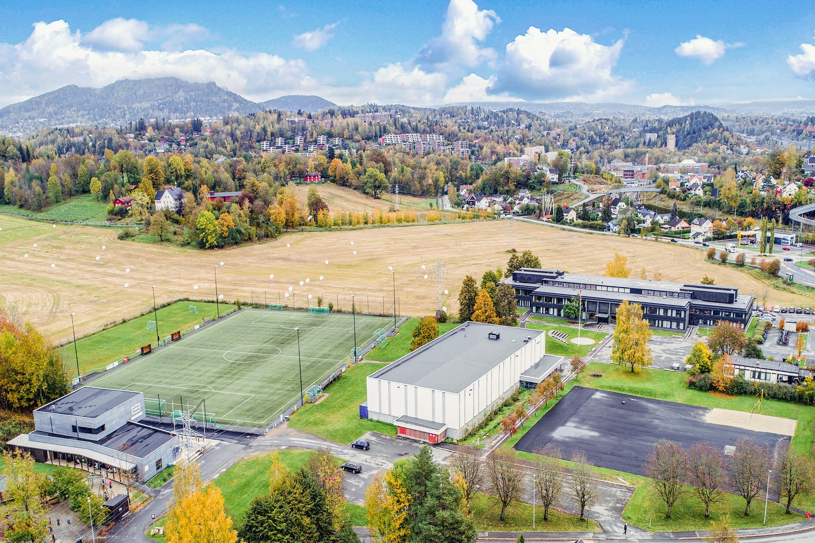 Det er kun 3 minutters sykkelvei til Bjørnegård ungdomsskole, og 1 km til Jongskollen bhg/Jong barneskole Galleribilde