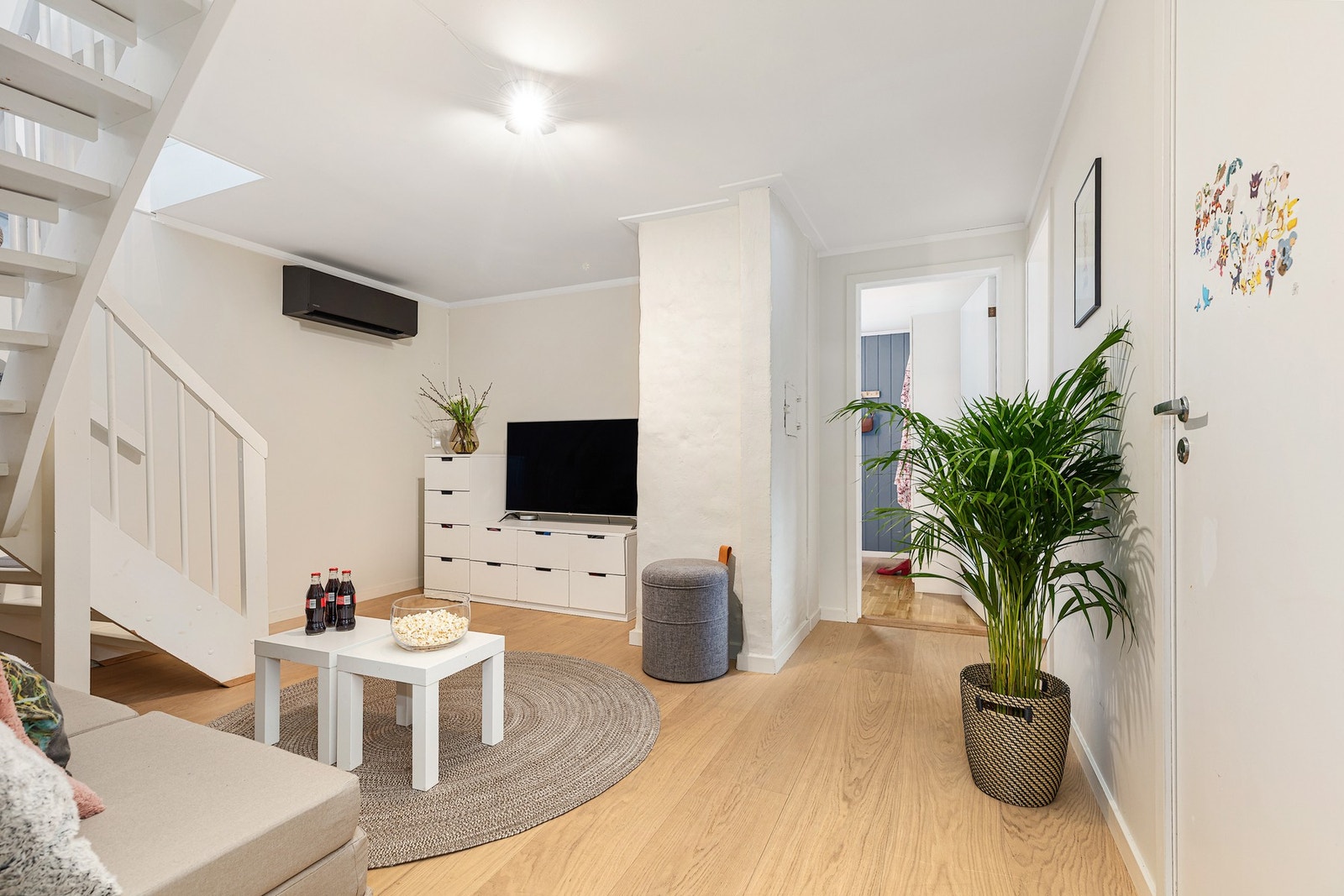 Etasjen inkluderer tre soverom og tilgang til et stort felles bodrom og vaskekjeller Galleribilde