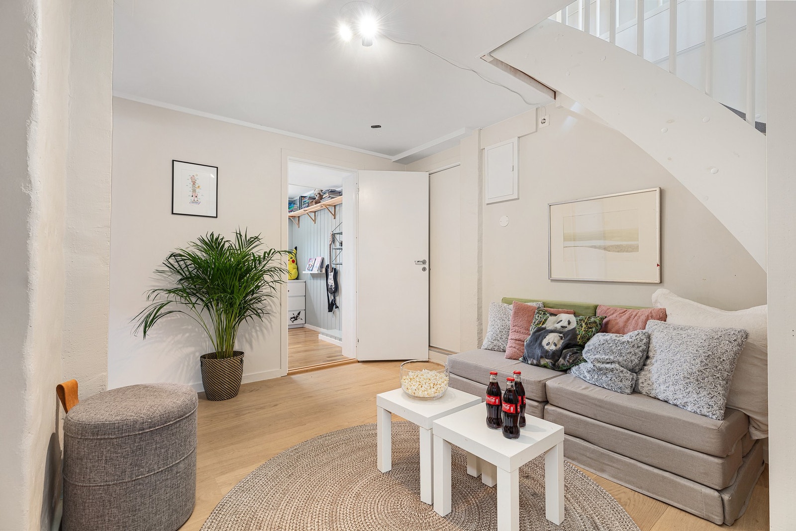 Dør fra stuen fører til felles kjeller med felles bodrom Galleribilde