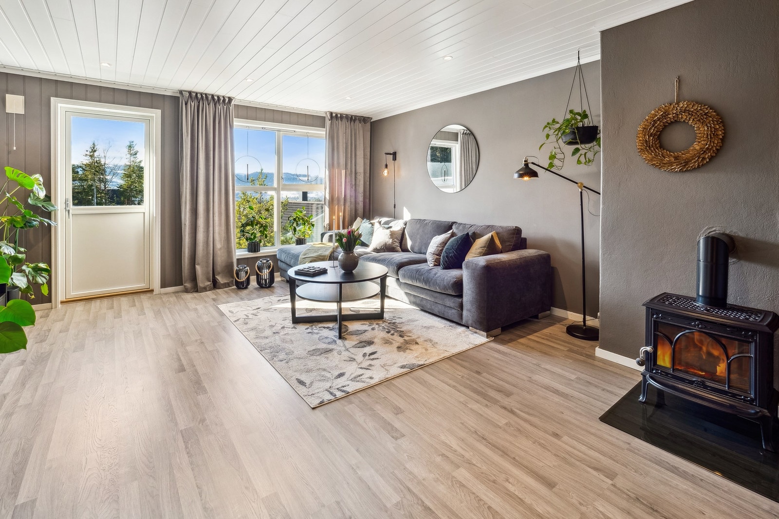 Lun og trivelig stue med vedovn Galleribilde
