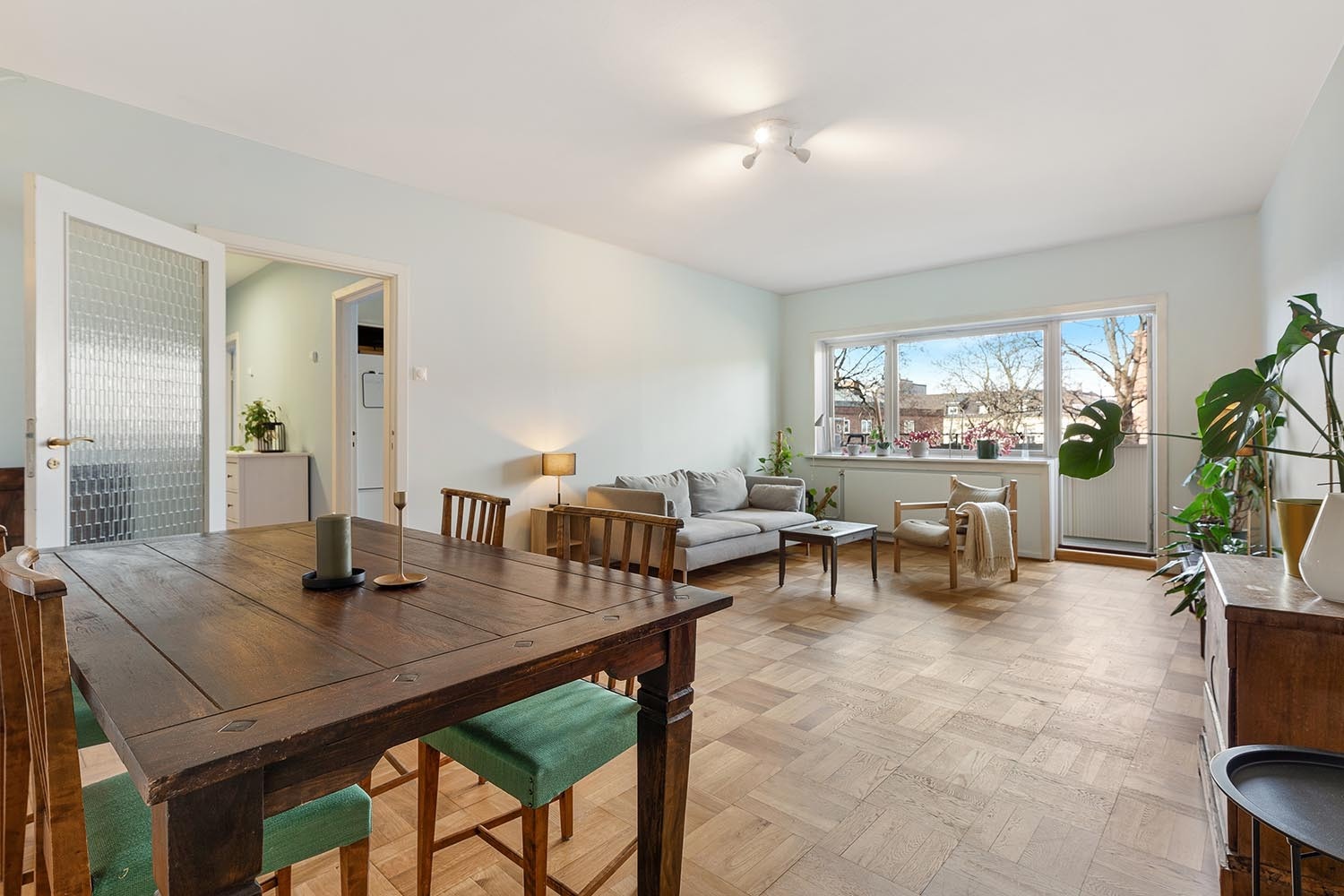 Velkommen til Majorstuveien 9, en lys og innbydende leilighet på 80 m², sentralt plassert på Majorstuen i Oslo. Denne fullt møblerte leiligheten tilbyr en komfortabel og moderne hjem. Galleribilde