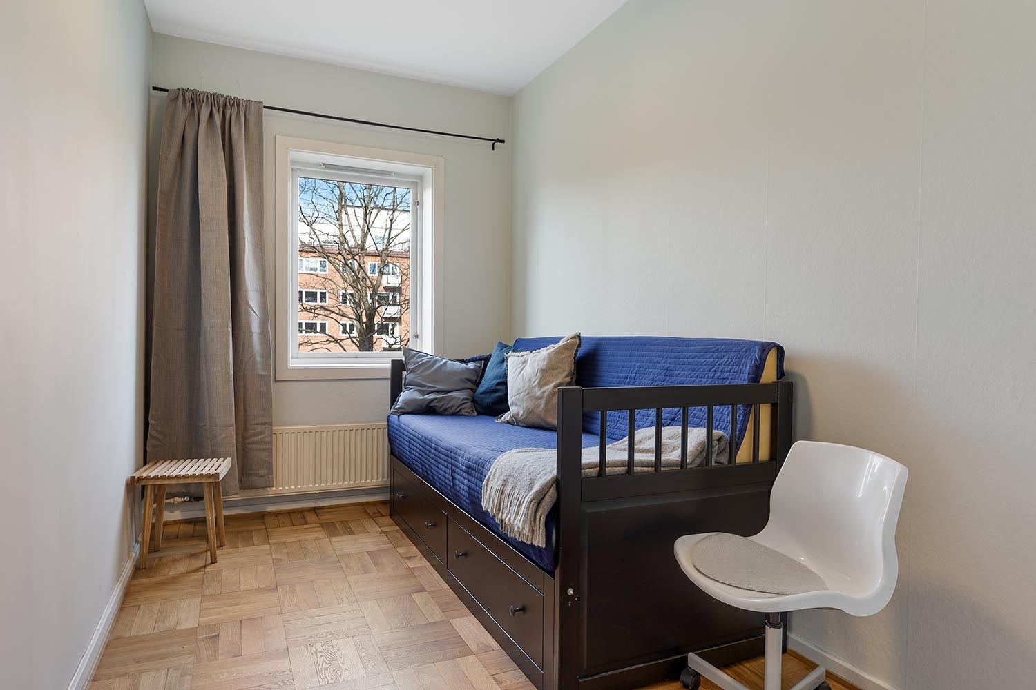 Det andre soverommet er også lyst og har plass til en seng og garderobeskap. Dette rommet kan også brukes som gjesterom, kontor eller lagringsrom. Galleribilde