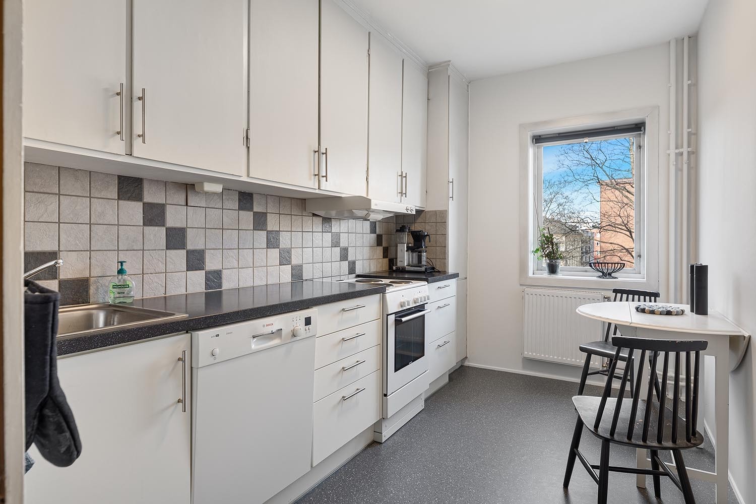 Separat kjøkken - er fullt utstyrt med kjøleskap med fryser, komfyr, samt bord og stoler. Det er en åpen løsning mot spisestuen, noe som gir en romslig følelse og legger til rette for hyggelige måltider. Galleribilde