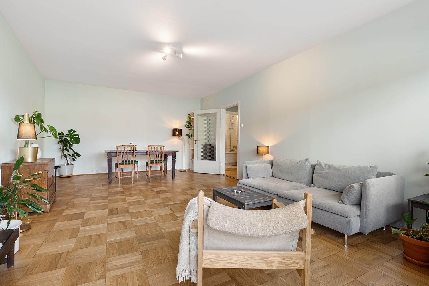 Den er møblert med en komfortabel sofa, sofabord og en benk, noe som skaper en hyggelig atmosfære for avslapning. Galleribilde