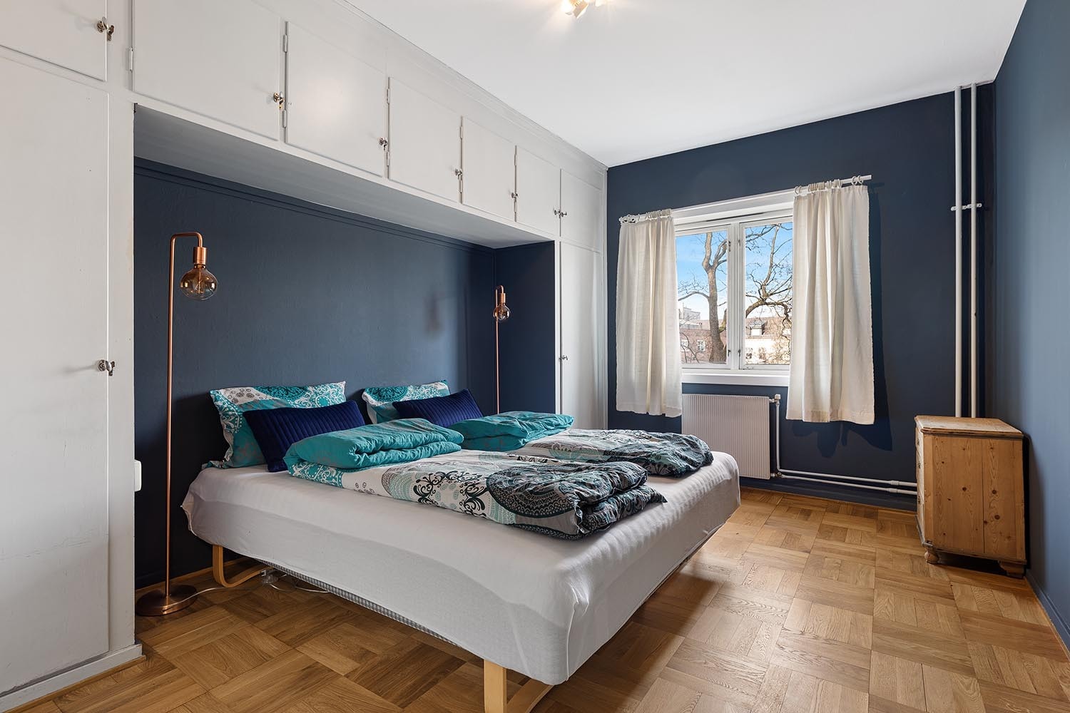 Hovedsoverommet er romslig og har plass til en dobbeltseng og har garderobeskap. Store vinduer gir godt med naturlig lys og skaper en lys og luftig atmosfære. Galleribilde