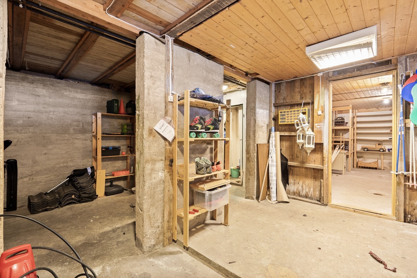 Kjeller med tre store boder Galleribilde