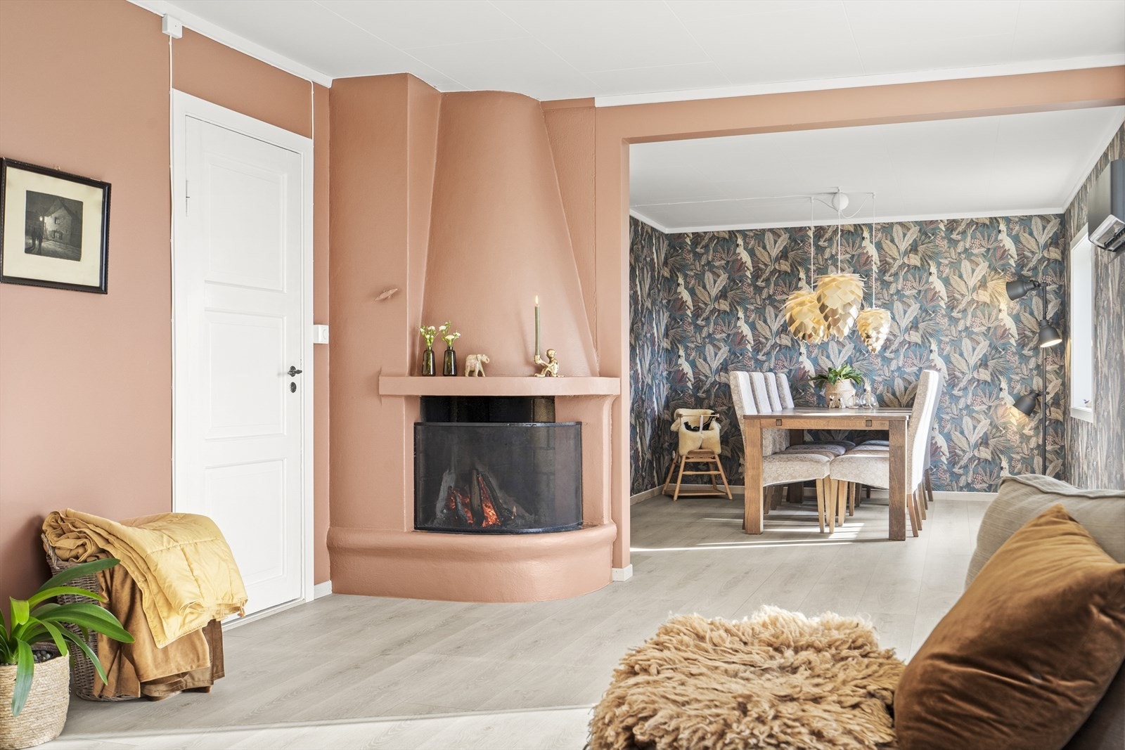 I stuen er det vedovn for både varme og hygge, og varmepumpe Galleribilde