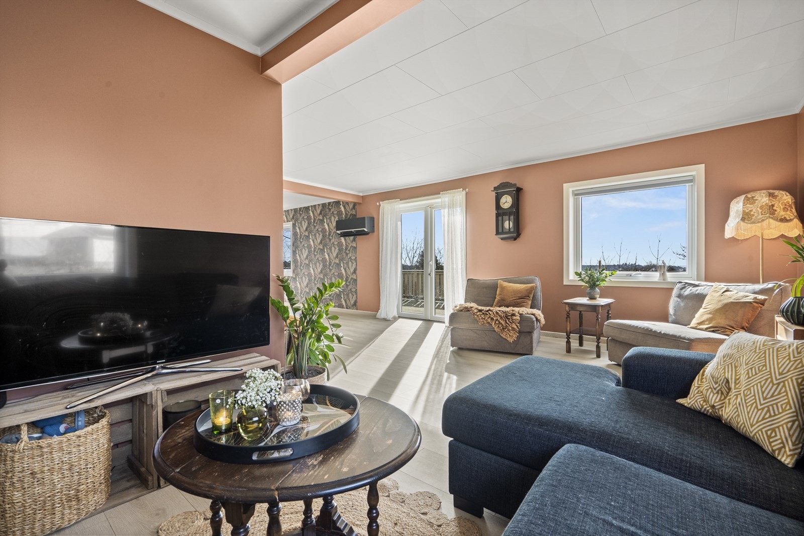 Store vindusflater som slipper inn rikelig med naturlig lys Galleribilde