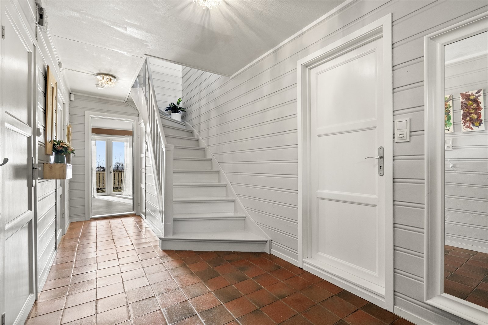 Hall med adkomst til de fleste rom Galleribilde