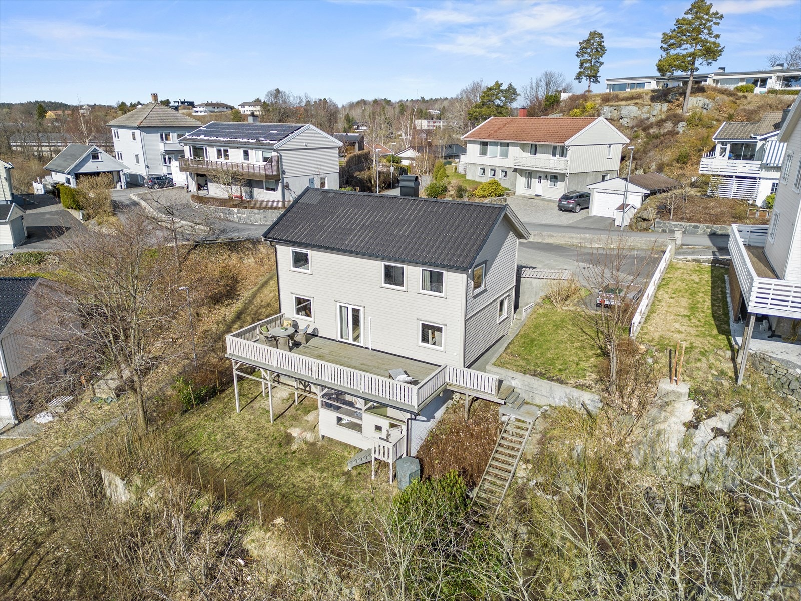 Her er det store terrasse og plenområder som innbyr til lek og sosialt samvær Galleribilde