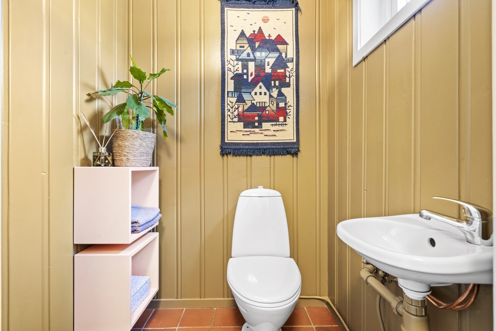 Toalettrom med praktisk akomst fra entreen Galleribilde