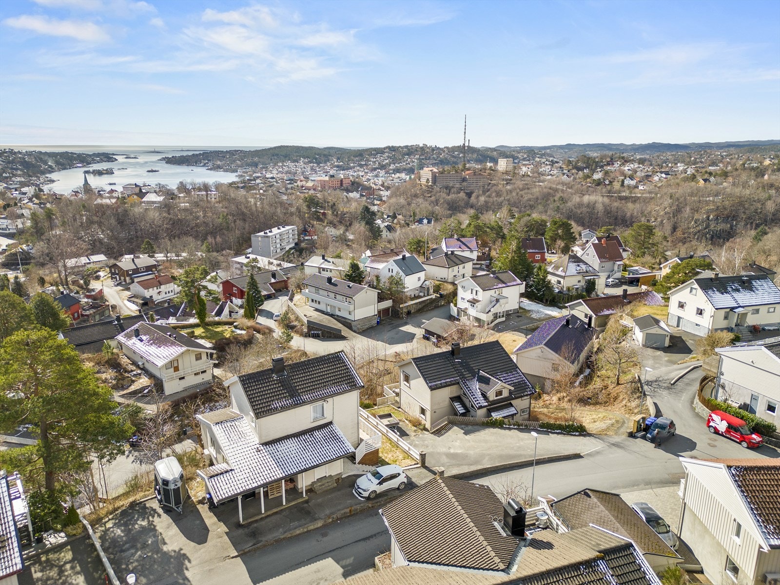 Her er det er kort vei til det meste man trenger i hverdagen; dagligvarebutikker, skole, barnehager, bussforbindelser og fine tur områder Galleribilde