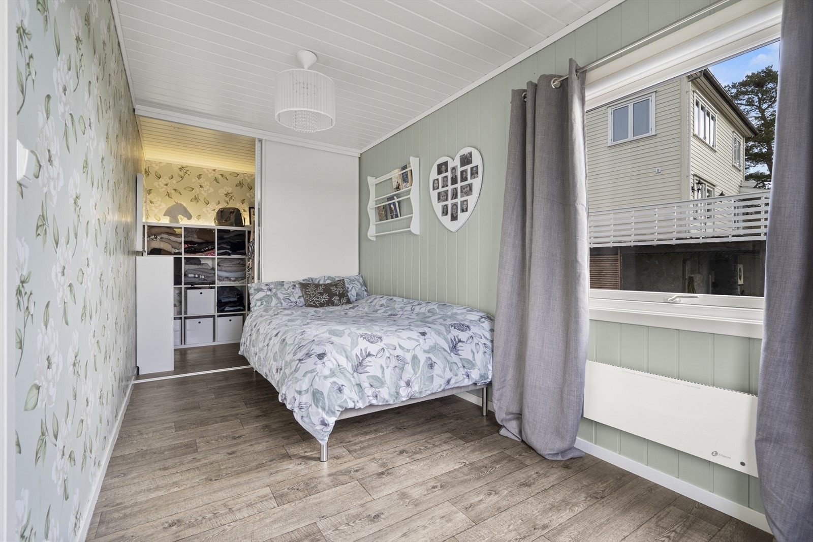 God plass til garderobe bak skyvedører Galleribilde