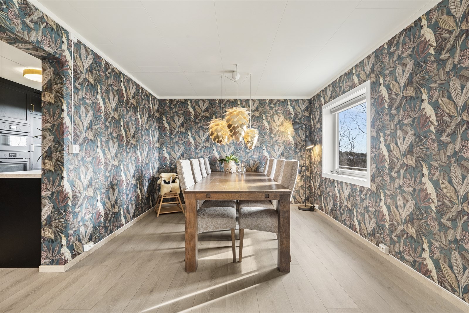 Spisestue i tilknyttning til kjøkkenet Galleribilde