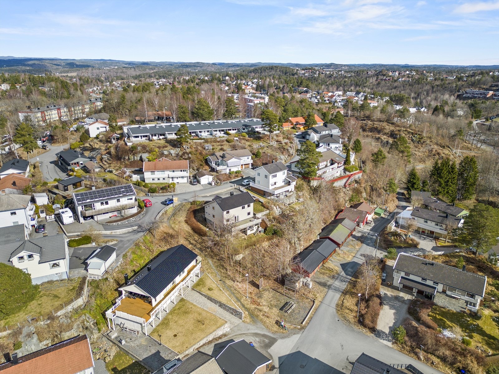 Eiendommen byr på en pent opparbeidet tomt, høyt og fritt i terrenget Galleribilde