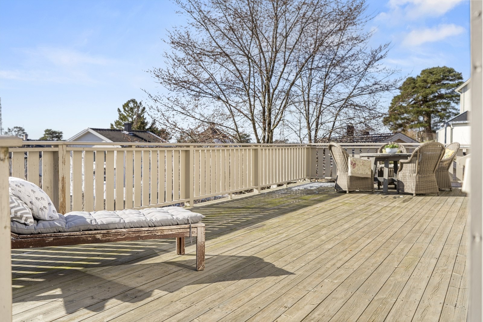 God plass til flere sittegrupper Galleribilde