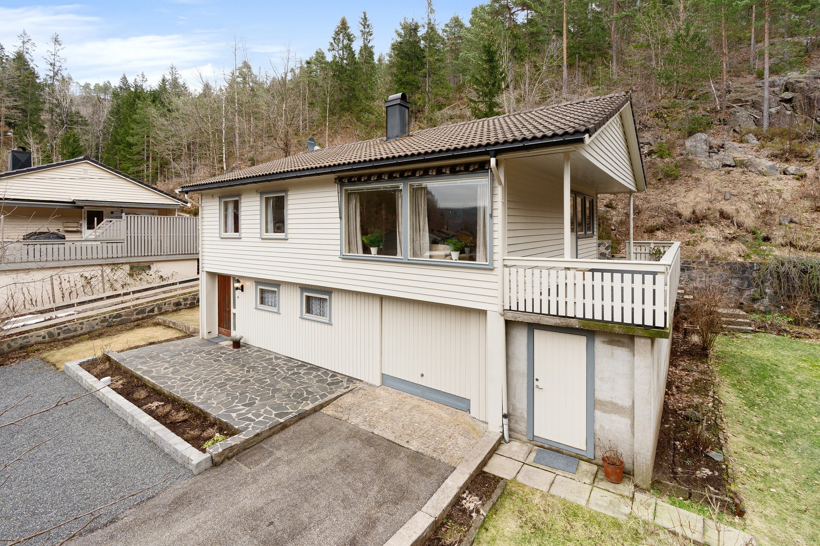 Boligen er godt vedlikeholdt gjennom årene, men pga aldrende bygningsdeler og standard, bør modernisering påregnes. Galleribilde
