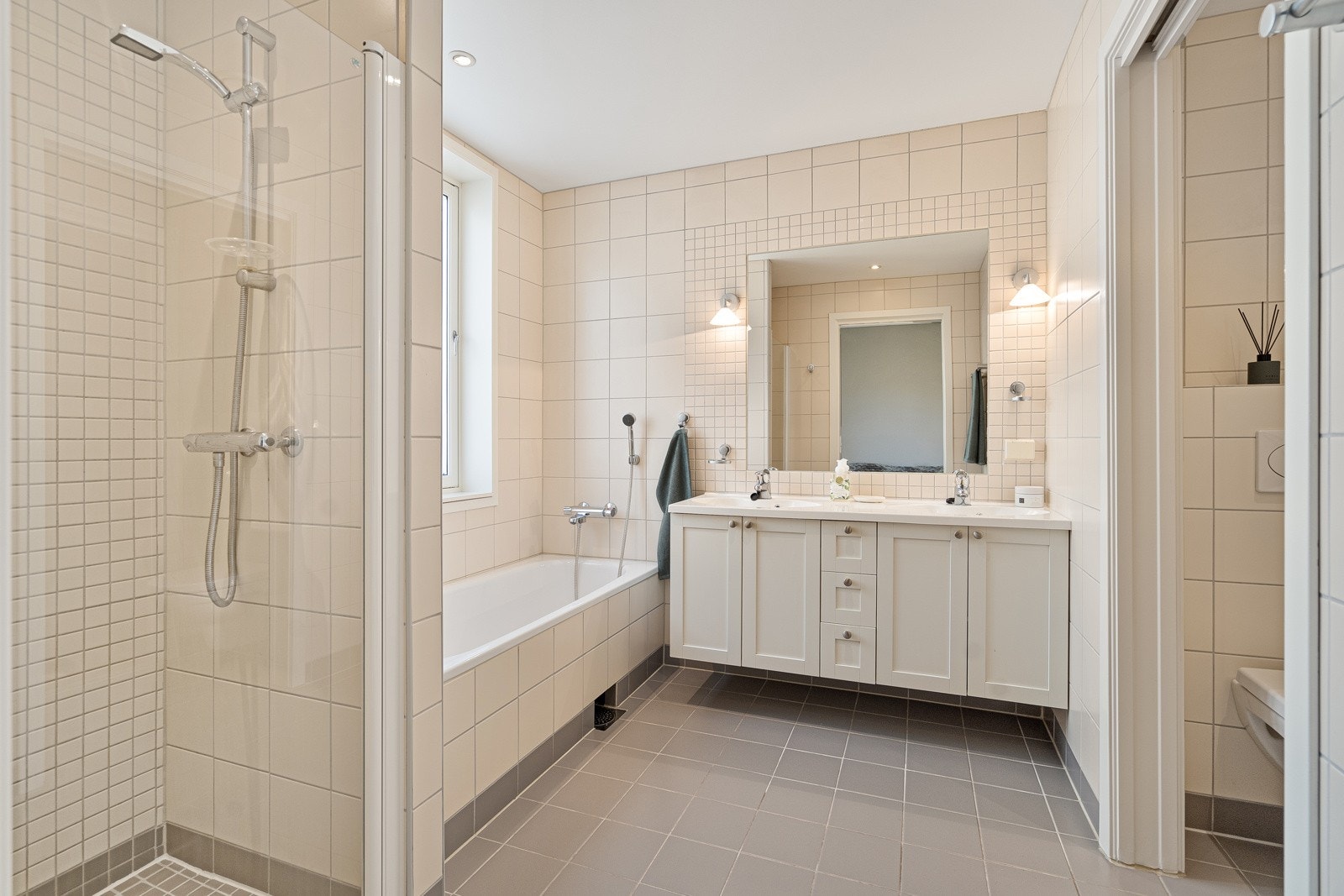 En smart skyvedør mellom toalettrommet og badet, samt en separat inngang fra gangen, gir ekstra fleksibilitet og privatliv når man har gjester. Galleribilde