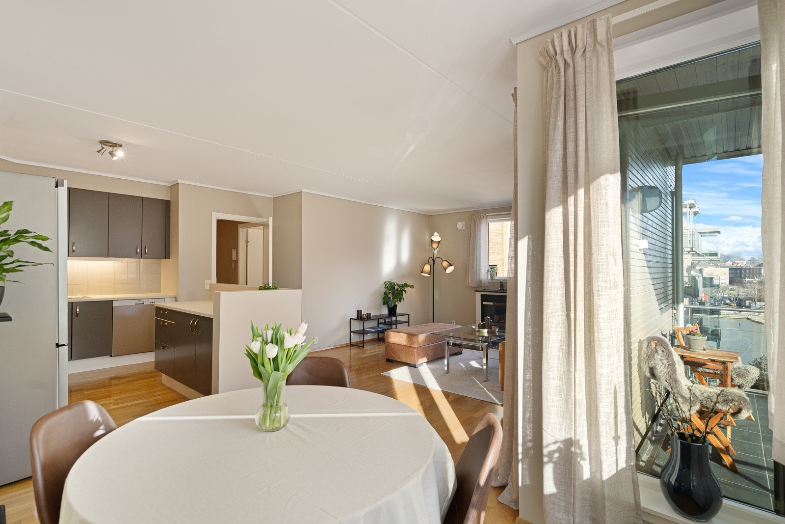 Stilfull og romslig leilighet med skjermet uteplass og garasje Galleribilde