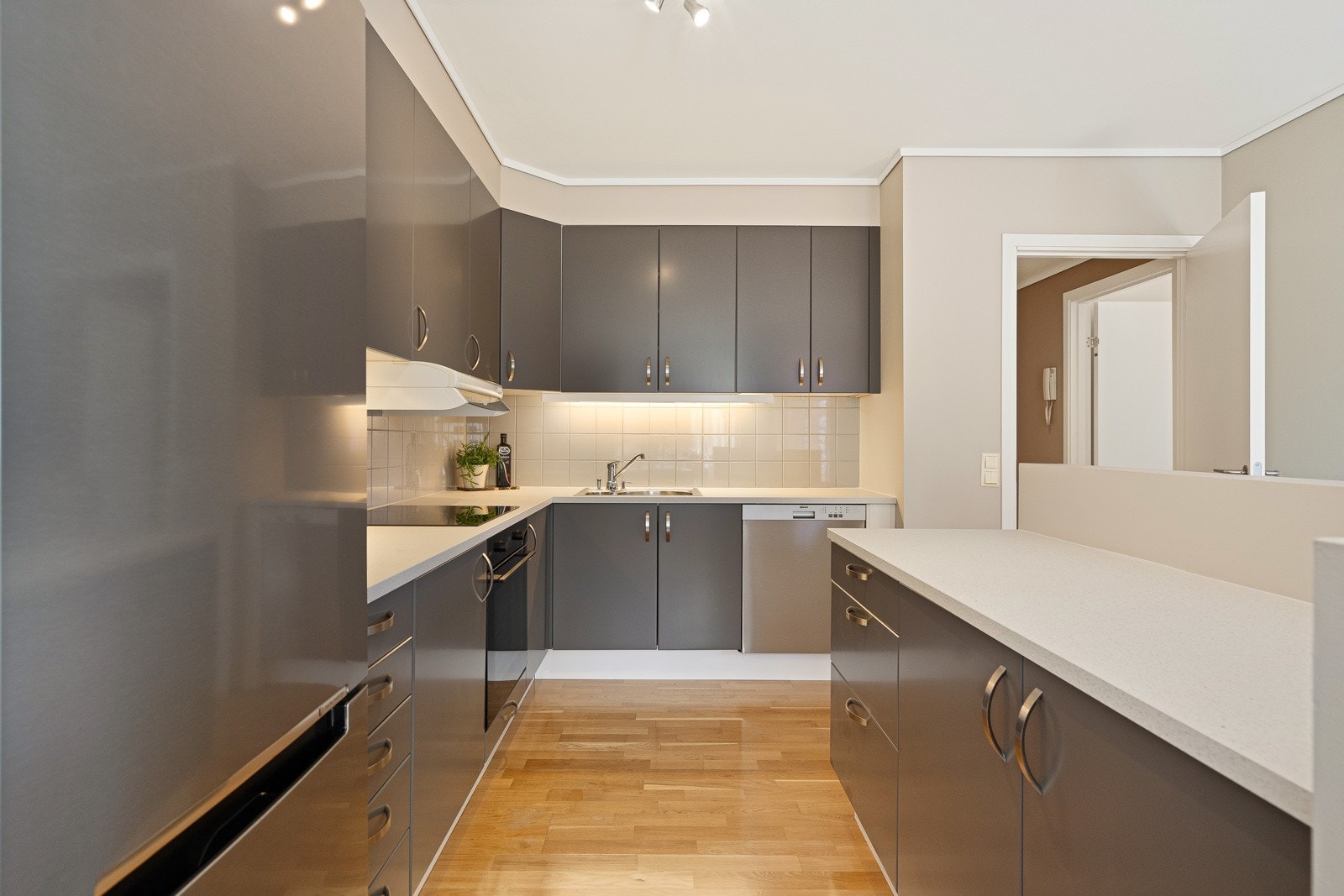 Kjøkkenet fra Norema er tidløst og moderne, med rikelig benke- og skapplass Galleribilde