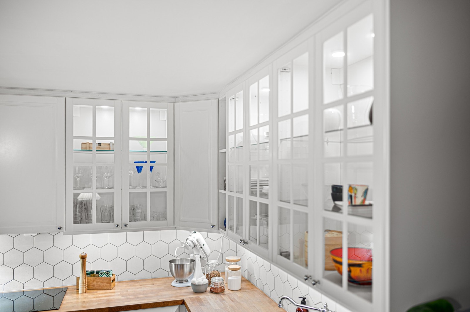 Her er det også heltre benkeplater med nedfelt oppvaskkum i silgranit og 1-greps blandebatteri. Galleribilde