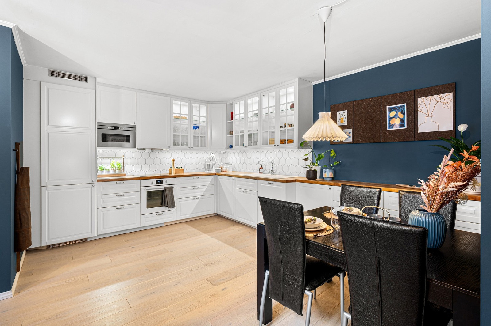 Velkommen til Arilds gate 10 D. Særpreget & sjelden 3(4)-roms over to plan i klassisk bygård | Kjøkken fra 2017 | Vedfyring | God takhøyde | Stor bod! Galleribilde