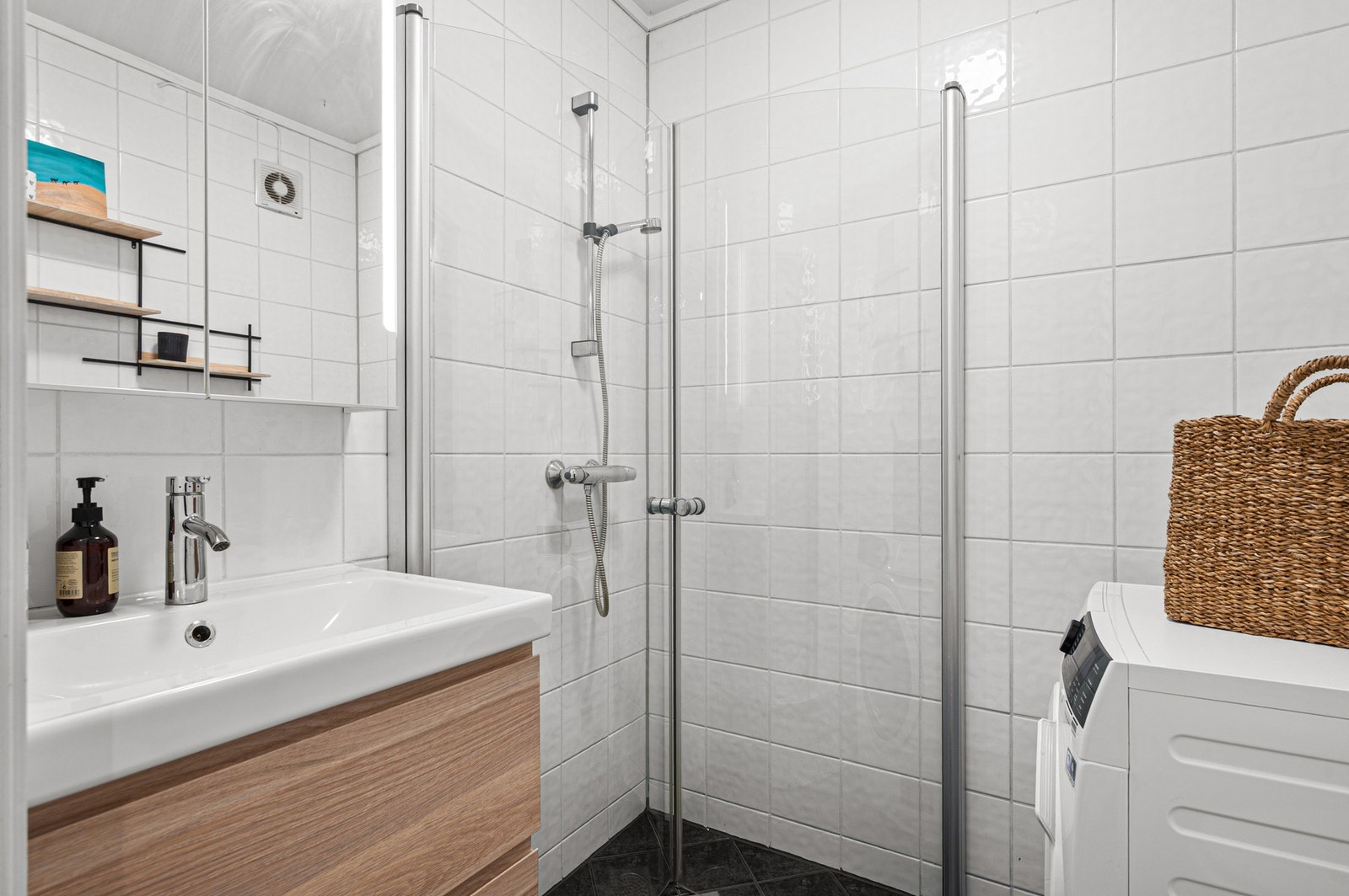 Lyst flislagt bad fra 2008 med opplegg til vaskemaskin. Galleribilde