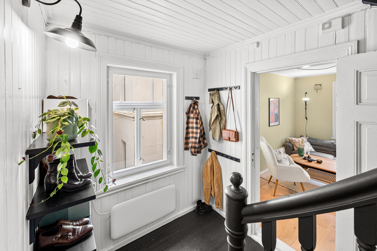 I trappegangen finner man vegghengte knagger for yttertøy og skohyller. Galleribilde