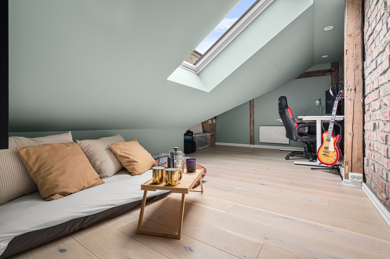 Den stilfulle loftstuen er av dagens eier benyttet som et kontor. Galleribilde