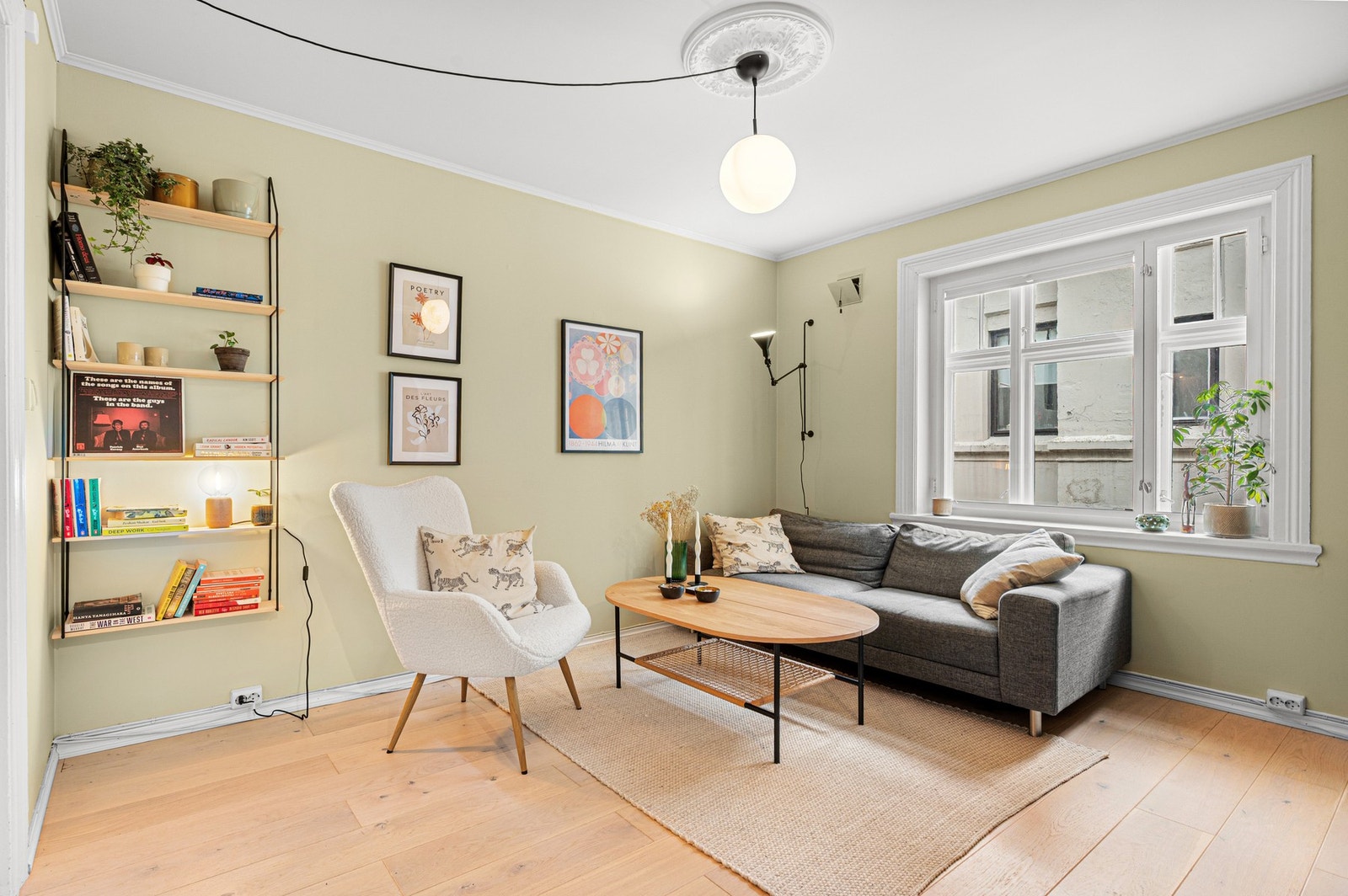 Leiligheten har ei sjarmerende stue på drøye 12 kvadratmeter. Galleribilde