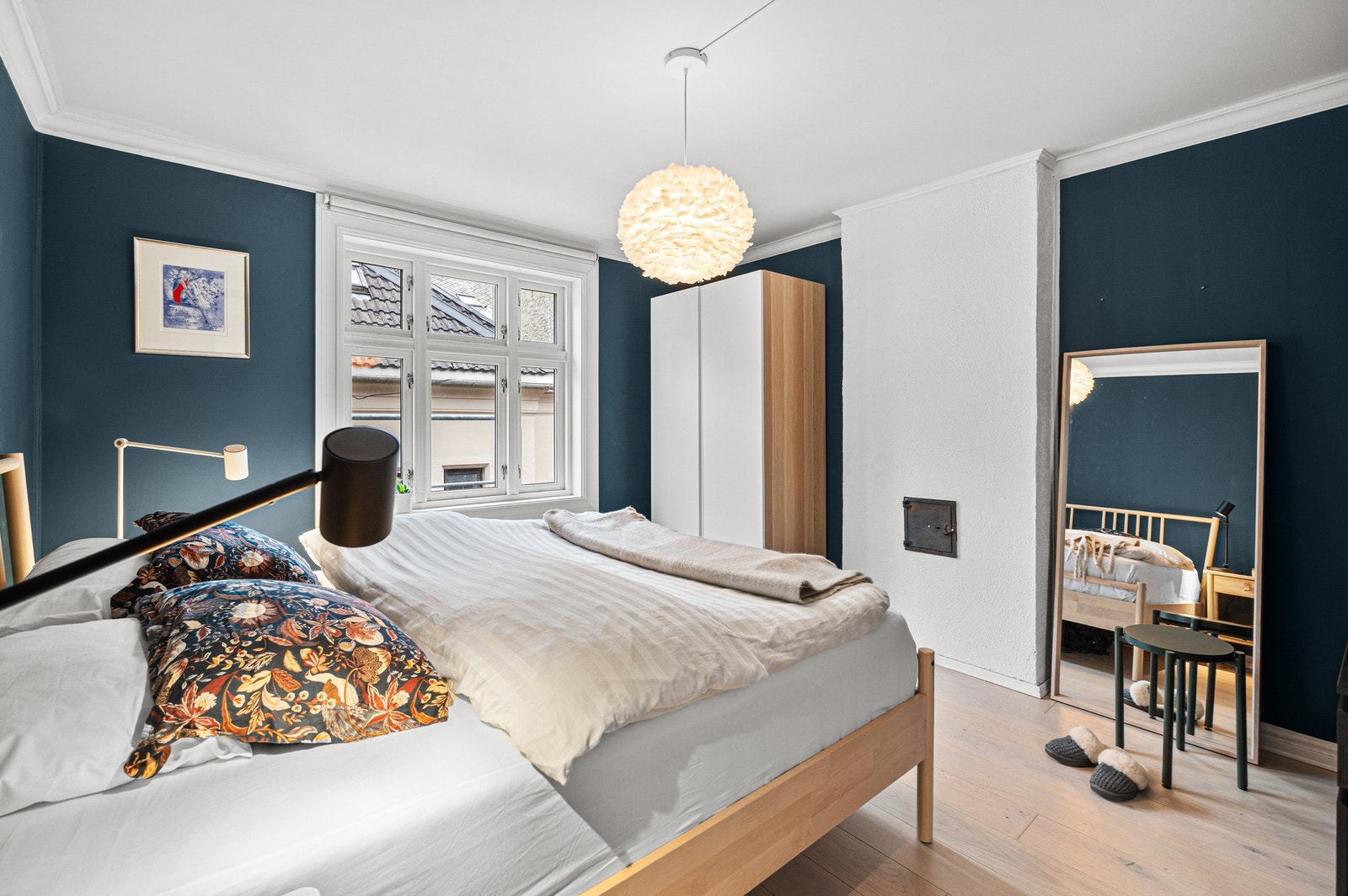 Vinduene på soverommet ble for øvrig skiftet i 2024 i regi av borettslaget. Galleribilde