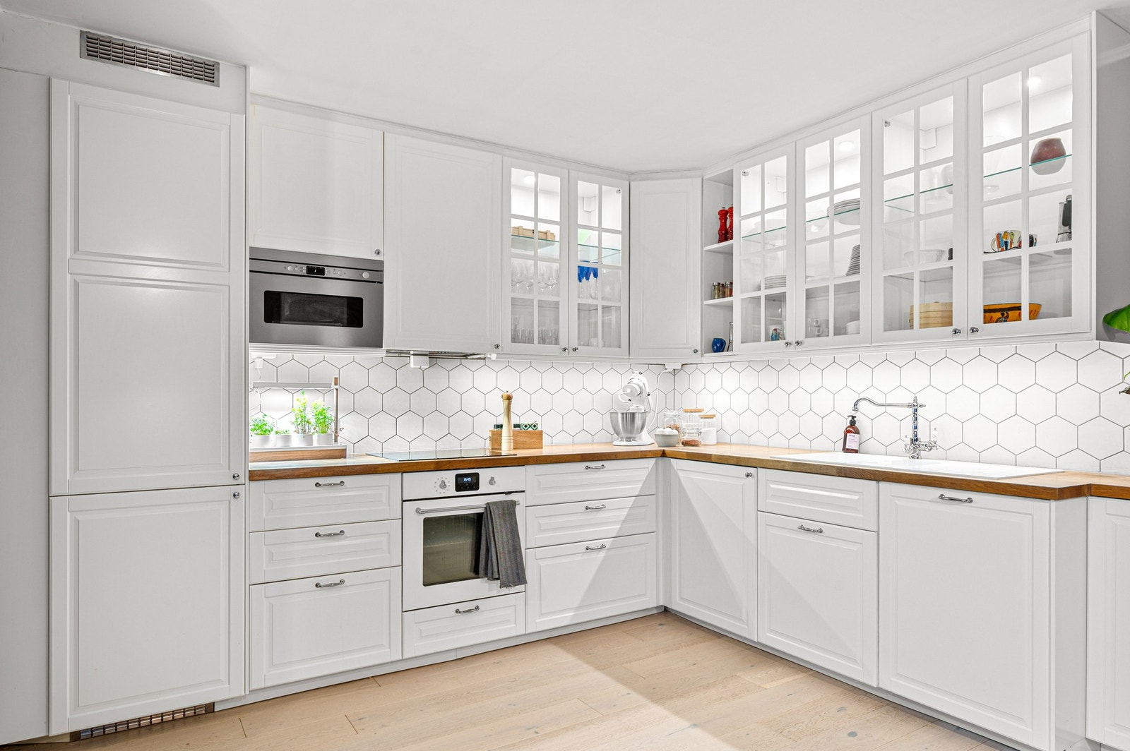 Romslig og moderne kjøkken fra 2017 med tilstandsgrad 1 i tilstandsrapport fra takstmann. Galleribilde