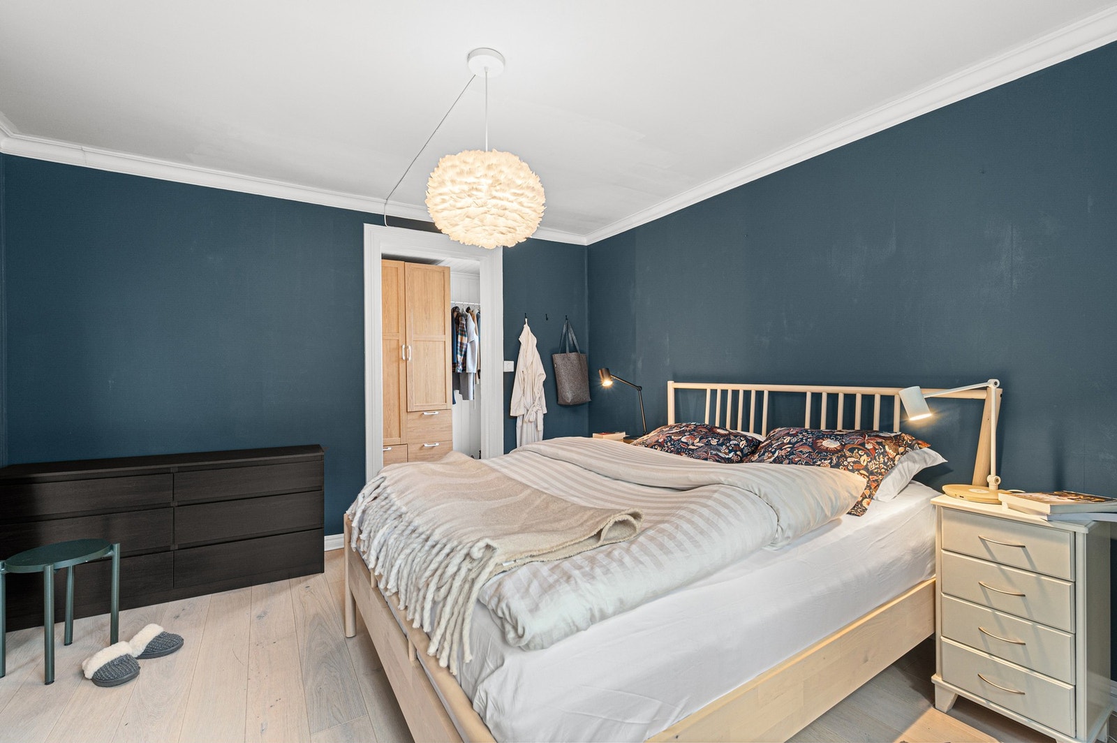 Hovedsoverommet er på ca. 14 kvadratmeter og har rikelig med plass til både dobbeltseng og nattbord. Galleribilde