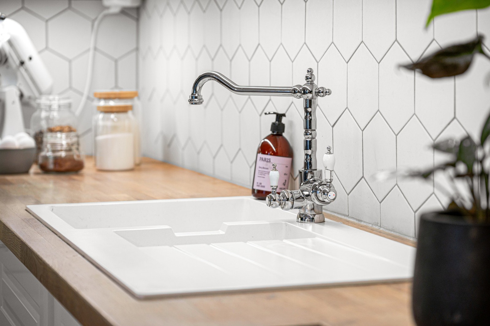 Kjøkkenet har integrerte hvitevarer som kjøle-/fryseskap, platetopp, stekeovn, mikrobølgeovn og oppvaskmaskin. Galleribilde