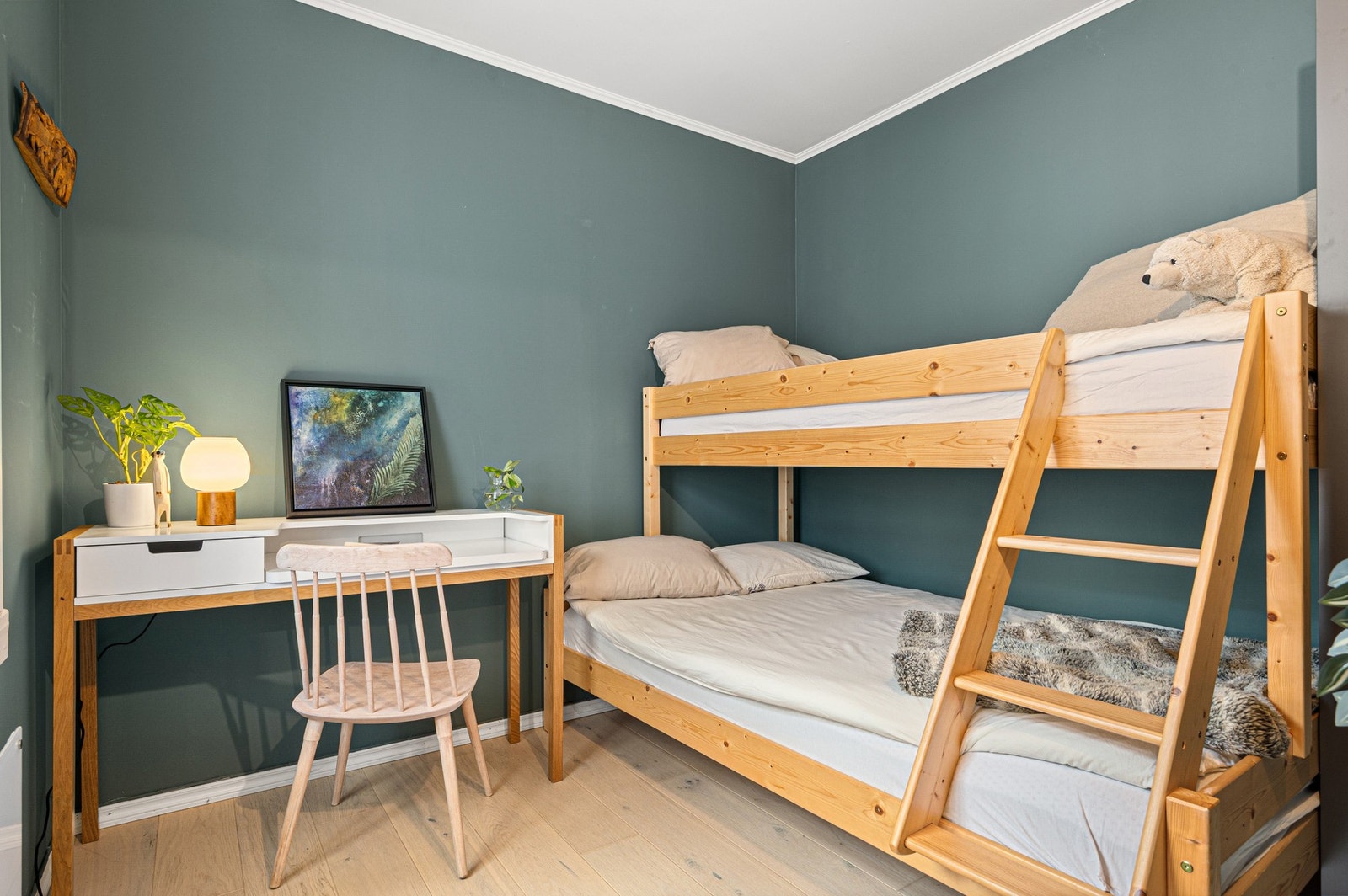 Videre inn i leiligheten finner man det ene soverommet som er på 7 kvadratmeter. Galleribilde