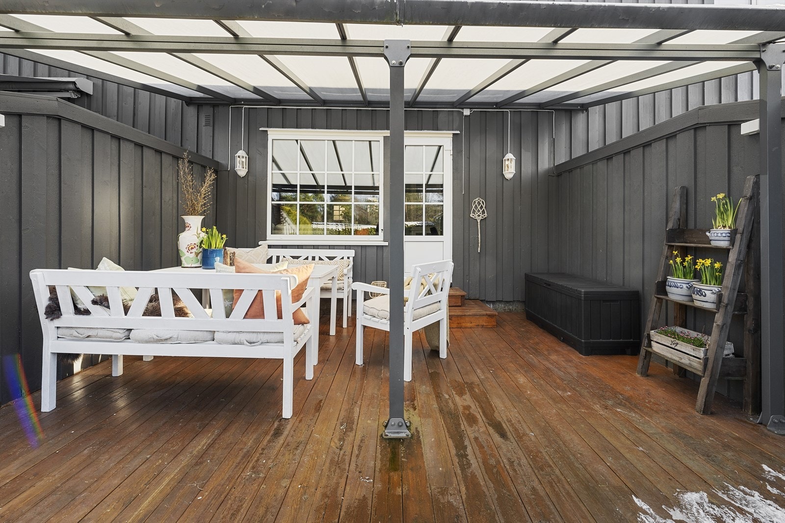Overbygget terrasseområde med god plass til sittegruppe Galleribilde