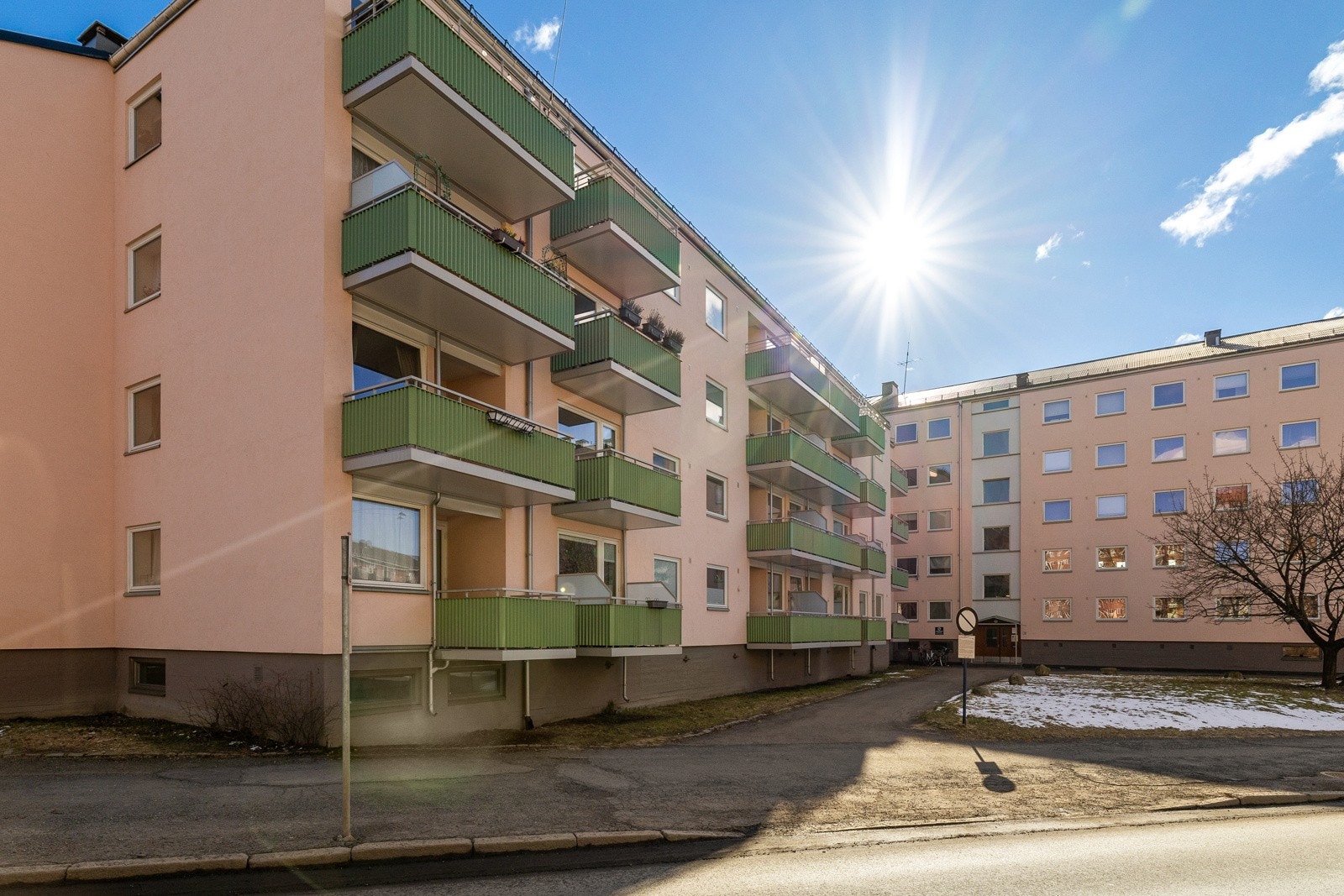 Fasade, balkong og vinduer nylig rehabilitert i regi av sameiet. Galleribilde