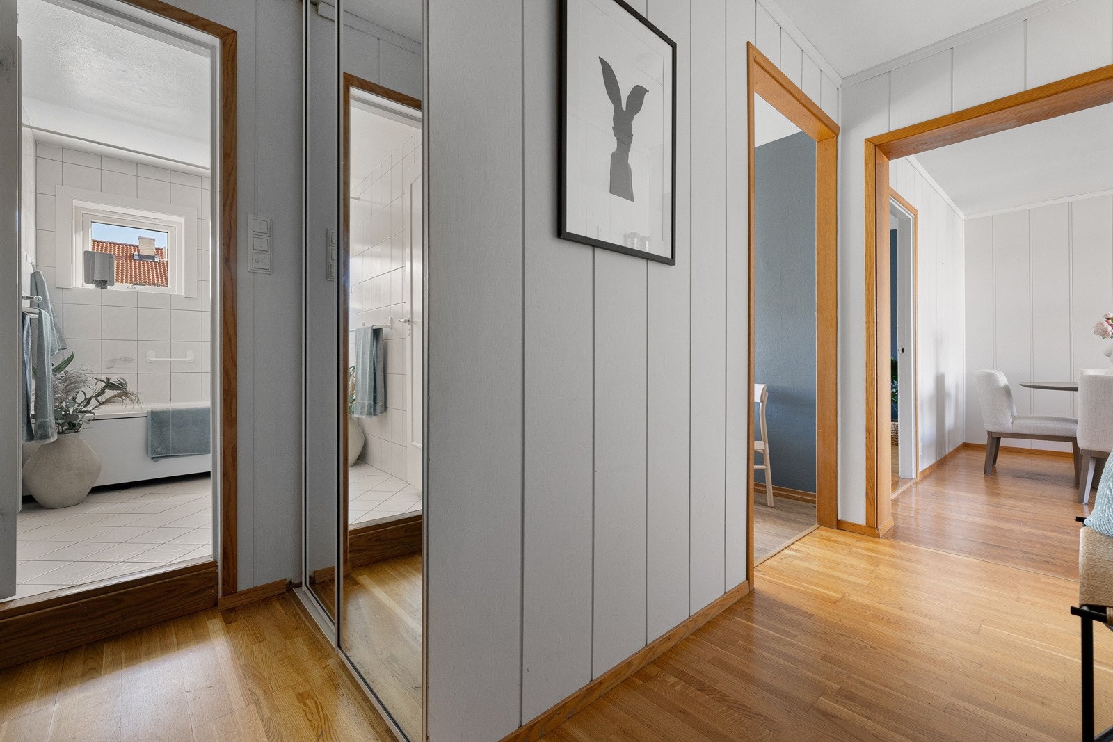 Skyvedørsgarderobe i entré. Galleribilde
